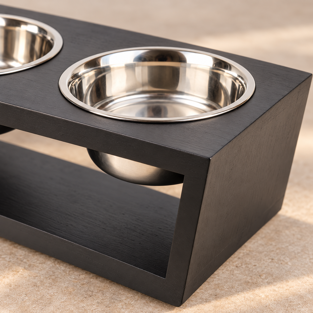 Close-up of a bowl rim and the black feeding stand