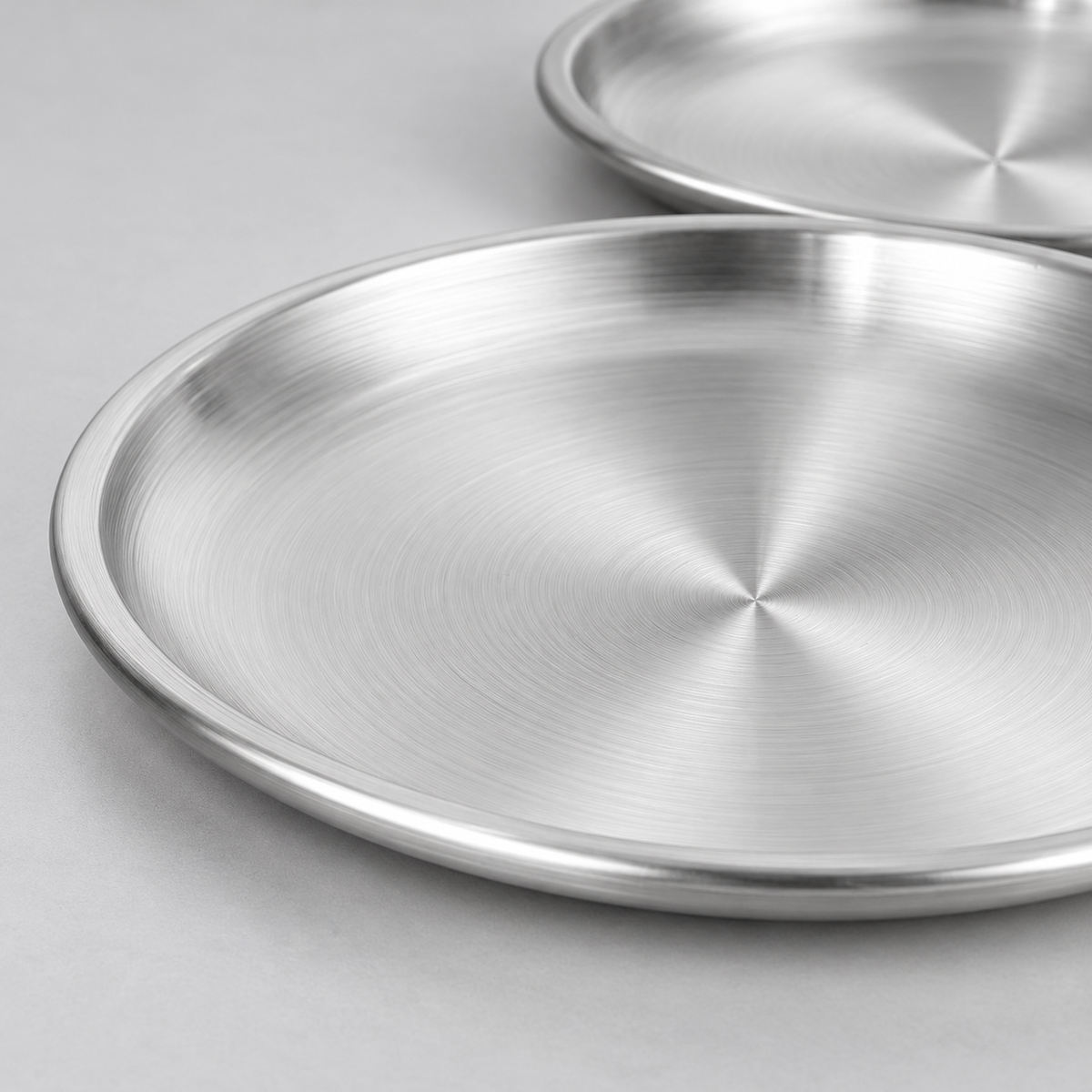 Close-up of the shallow rounded rim and brushed steel surface